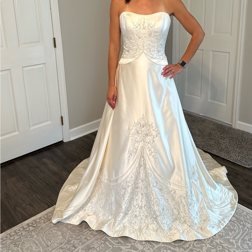 Never worn, with tags wedding dress. Size 10 Brand: Matthew Christopher